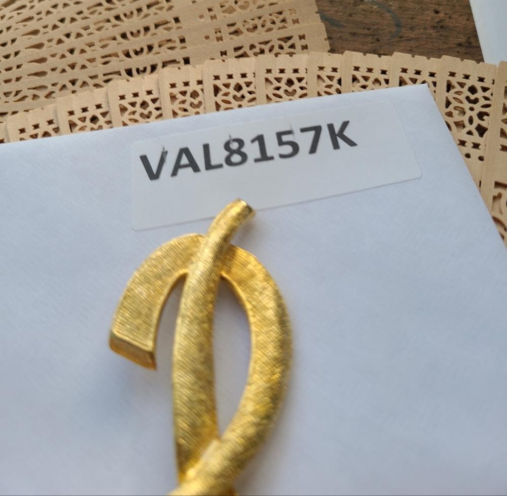 Antique Gold Textured Brooch - Picture 5 of 5